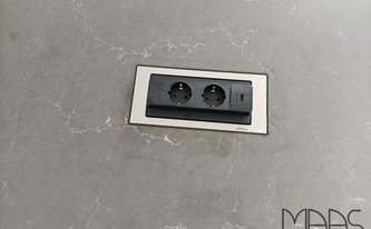 Caesarstone Arbeitsplatte 5003 Piatra Grey mit versenkbaren Steckdosen