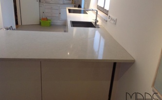 Montierte Caesarstone 5000 London Grey Arbeitsplatte