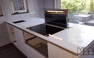 Montage der Caesarstone 1141 Pure White / Perfect White Arbeitsplatten in Köln