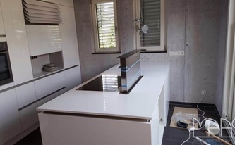 Versenkbarer Dunstabzug in der Caesarstone Arbeitsplatte 1141 Pure White / Perfect White