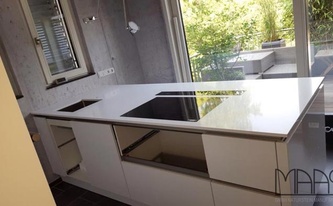 Flächenbündiger Ausschnitt für die Kochstelle und den Dunstabzug in der Caesarstone 1141 Pure White / Perfect White Arbeitsplatte