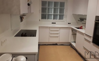 Montage der Caesarstone Arbeitsplatten aus dem Material 1141 Pure White / Perfect White