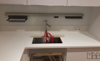 Unterbauausschnitt in der Caesarstone Arbeitsplatte 1141 Pure White / Perfect White