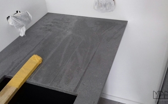 Caesarstone 4033 Arbeitsplatte mit matt geschliffenen Abtropfrillen