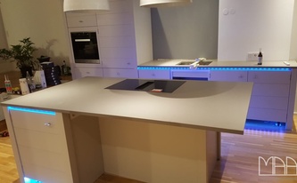 Montage der Caesarstone Arbeitsplatten 4003 Sleek Concret in Köln