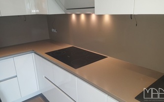 Montage in Köln: Caesarstone Arbeitsplatten und Rückwände 2370 Cashmere