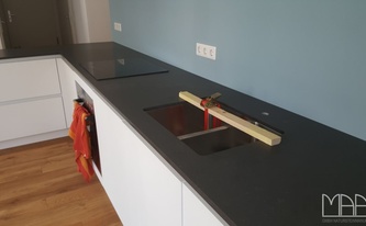 Caesarstone Arbeitsplatten 4120 Raven in Köln geliefert und montiert