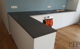 L-förmige Küche mit Caesarstone Arbeitsplatten 4120 Raven