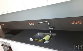 Montage der Caesarstone 4120 Raven Küchenrückwänden