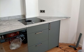 Schrägschnitte in der Marmor Arbeitsplatte Super White Calacatta