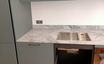 Montage in Köln der Marmor Arbeitsplatten und Wischleisten Super White Calacatta