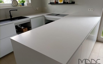 U-Küche in Köln mit Compac Arbeitsplatten Absolute Blanc