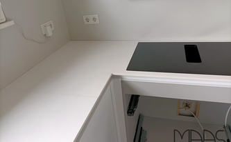 Compac Arbeitsplatte Absolute Blanc mit Kochfeld