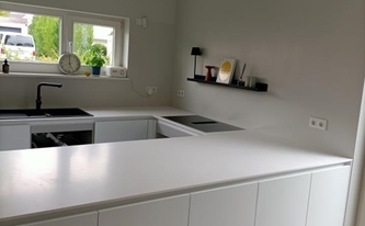 Montage der Compac Arbeitsplatten Absolute Blanc in Köln