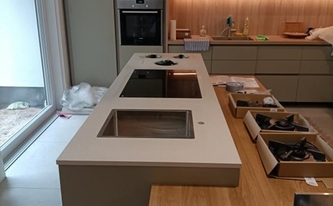 Küche in Köln mit Dekton Arbeitsplatte Edora auf der Kücheninsel