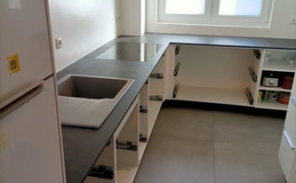 Schmale Küche mit Dekton Arbeitsplatten Eter 