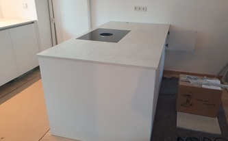 Kücheninsel mit Dekton Arbeitsplatte Lunar