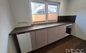 Unter dem Fenster montierte Dekton Arbeitsplatte und Rückwände Keranium
