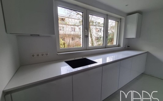 Küchenzeile mit Diresco Arbeitsplatten und Fensterbank SU200 Royal White