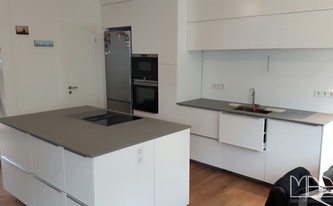 Küche in Köln mit Granit Luna Grey Arbeitsplatten 