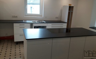 Küchenzeile und Kücheninsel mit einer Granit Arbeitsplatte