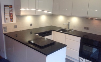 Montage der Granit Black Nest Arbeitsplatten 