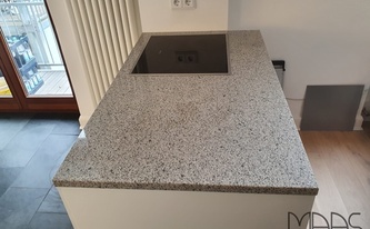 Kücheninsel in Kölner Küche mit  Granit Arbeitsplatte Blanco Cristal Extra