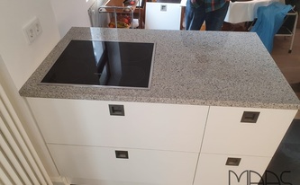  Granit Arbeitsplatte Blanco Cristal Extra auf der Kücheninsel montiert