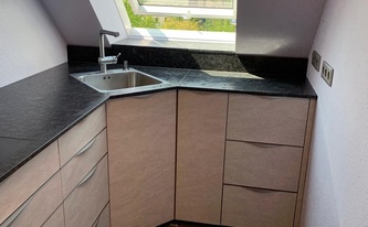 Kleine Küche in Köln mit Granit Steel Grey Arbeitsplatten 