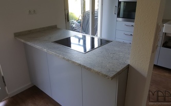 Granit Arbeitsplatten Kashmir White mit Ceranfeld