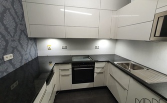 U-förmige Küche in Köln mit drei Granit Arbeitsplatten Kingston Black