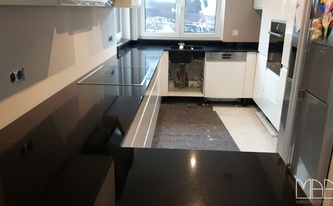 Küche in U-Form mit einer Granit Arbeitsplatte