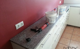 Montage der Rosa Beta Granit Arbeitsplatten in Köln