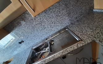 Granit Arbeitsplatte Bianco Sardo mit der Edelstahlspüle