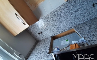 Ausschnitt für das Ceranfeld in der Granit Arbeitsplatte Bianco Sardo