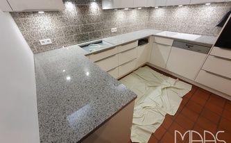 Küche mit Granit Arbeitsplatten und Rückwände Blanco Cristal Extra