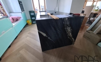 Kücheninsel mit Tempest Black Granit Arbeitsplatte und SEitenwangen