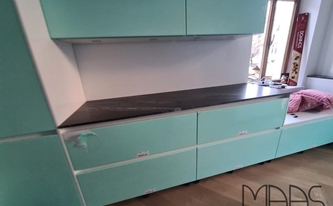 Küchenzeile mit Tempest Black Granit Arbeitsplatte