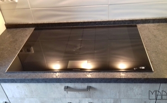 Kochfeldausschnitt in der Granit Steel Grey Küchenarbeitsplatte