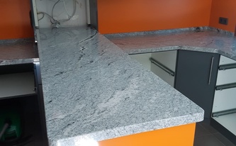 Küchetheke mit Granit Arbeitsplatte Viscont White