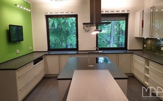 Moderne Küche in Köln mit Granit Arbeitsplatten und Wischleisten Steel Grey