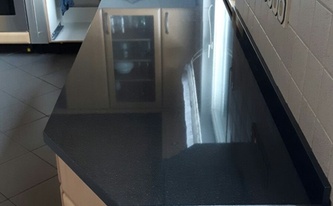 L-förmige Küche mit Devil Black Granit Küchenarbeitsplatten 
