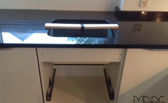 Unterbauausschnitt für die Spüle in der Küchenarbeitsplatte aus Granit