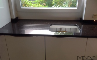 Ablaufrillen in der Granit Arbeitsplatte Star Galaxy