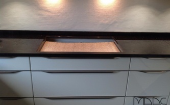 Flächenbündiger Ausschnitt in der Star Galaxy Arbeitsplatte