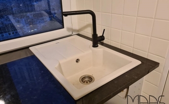 Spüle in der Granit Arbeitsplatte Black Pearl