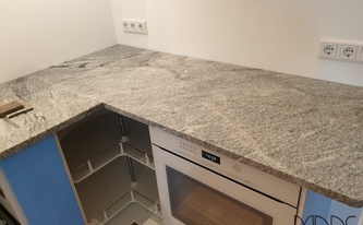 IKEA Eck-Küche mit Granit Arbeitsplatten Viscont White
