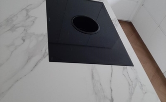 Level Keramik Arbeitsplatten und Seitenwangen Statuario Michelangelo auf der Kücheninsel montiert