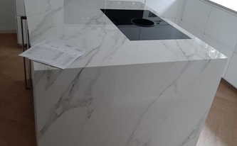 IKEA Küche in Köln mit Level Keramik Arbeitsplatten und Seitenwangen Statuario Michelangelo