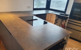 IKEA Küche mit Neolith Arbeitsplatten Iron Moss